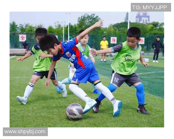 全场欢呼足球明星展现风采激情四溢点燃球迷热情的精彩瞬间