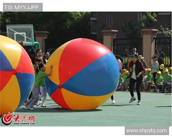 小孩热衷模仿足球明星转场瞬间展现童趣与梦想